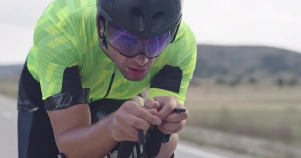 Primer Plano Del Atleta Triatlón Montando Una Bicicleta Carreras Profesional — Vídeos de Stock