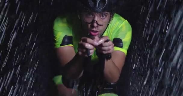 Спортсмен Тріатлону Їде Професійному Гоночному Велосипеді Інтенсивному Тренуванні Темряві Дощем — стокове відео