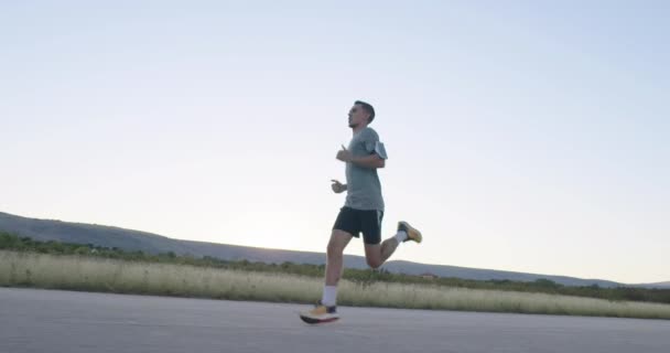 Maraton Koşusu Için Açık Havada Koşan Koşucunun Yan Görüntüsü Erkek — Stok video