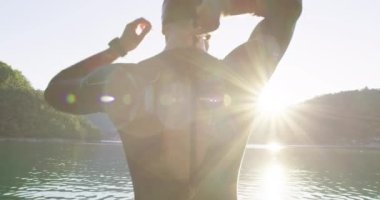 Triatloncu Triatlon Yüzme Yarışmasına Hazırlanıyor. Okyanus Suyu 'nda Wimmer Egzersizi. Profesyonel Triatlet Yüzmeye Hazırlanıyor. Yüksek kalite 4K görüntü. Düşük kalite.