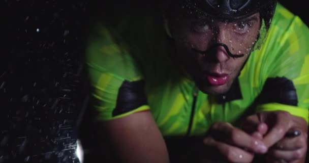 Atleta Triatlo Montando Uma Bicicleta Corrida Profissional Treino Intenso Escuro — Vídeo de Stock