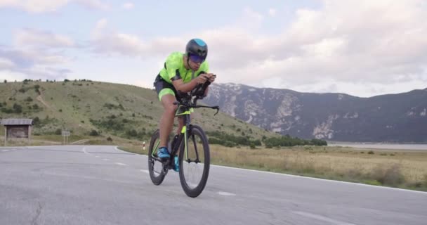 Triathlon Idrottare Rida Professionell Racing Cykel Vid Ett Träningspass Kurvig — Stockvideo