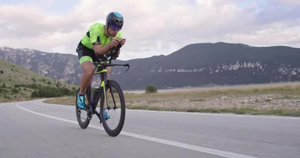 Triatlo Atleta Montando Uma Bicicleta Corrida Profissional Treino Uma Estrada — Vídeo de Stock