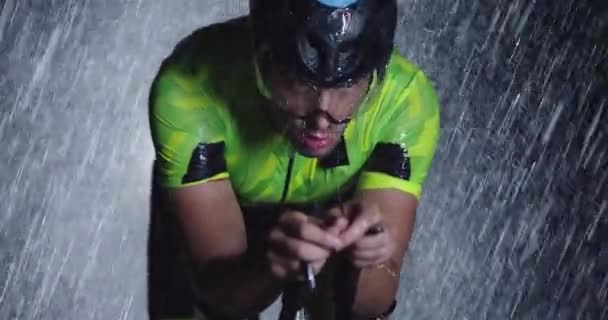 트라이애슬론 가비가 내리는 가운데 속에서 전문적 경주용 자전거를 것이다 비오는 — 비디오