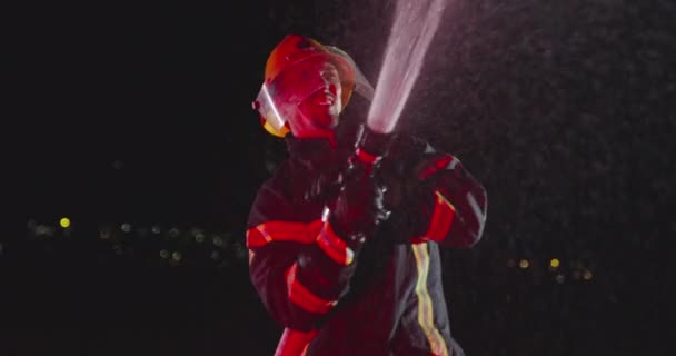 Πυροσβέστης Άντρας Και Γυναίκα Χρησιμοποιούν Νερό Για Πολεμήσουν Φωτιά Περίπτωση — Αρχείο Βίντεο