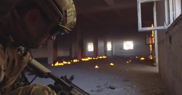 Moderní Válečný Voják Akci Poblíž Okna Měnící Zásobník Kryjte Střílení — Stock video