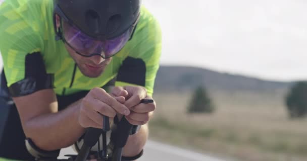 Primo Piano Dell Atleta Triathlon Che Guida Una Bicicletta Corsa — Video Stock
