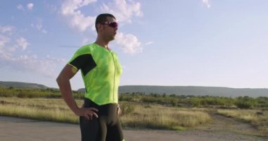 Triatlon Koşucusu Maraton Koşu Antrenmanından Sonra Dinleniyor. Yoğun Antrenmandan Sonra Yorgun Triatloncu Koşucu Rahatlıyor. Koşu Amaçlı Koşu Antrenmanından Sonra Sakinleşiyor. Yavaşla
