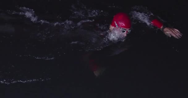 Triatlon Atléta Úszó Szélsőséges Edzést Tart Sötét Éjszakákon Búvárruhában Erő — Stock videók