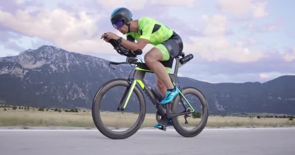 Triatlo Atleta Montando Uma Bicicleta Corrida Profissional Exercício Intensivo Uma — Vídeo de Stock