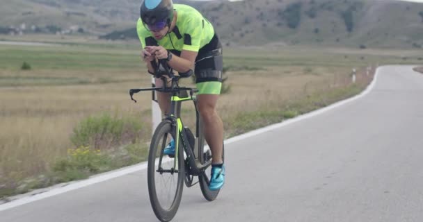 Triathlon Idrottare Rida Professionell Racercykel Intensiv Träning Kurvig Landsväg Slow — Stockvideo