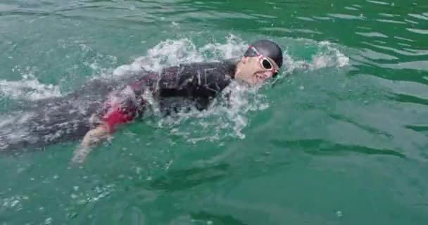 Тренировка Триатлетов Плаванию Перед Соревнованиями Плаванию Открытой Воде Качественные Кадры — стоковое видео