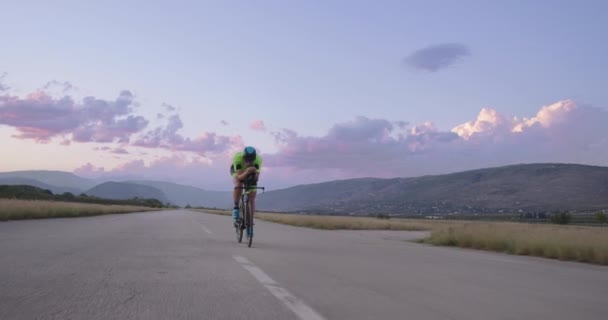 Nachtfietstraining Van Triatlonsporter Een Professionele Racefiets Gezonde Intensieve Training Een — Stockvideo