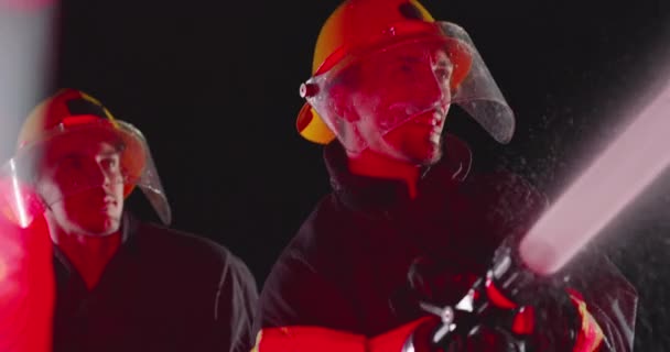 Brandweerman Mannelijke Vrouwelijke Groep Met Behulp Van Water Voor Bestrijding — Stockvideo