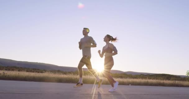 Sportif Bir Çift Sabah Dışarıda Koşuyor Doğada Sürme Deneyimi Var — Stok video