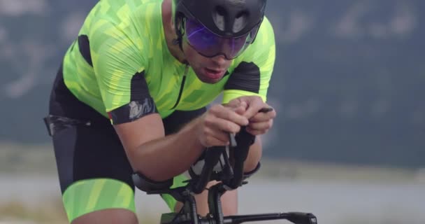 Primer Plano Del Atleta Triatlón Montando Una Bicicleta Carreras Profesional — Vídeos de Stock