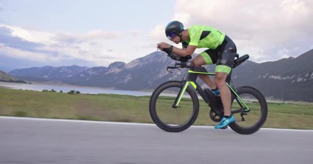 Triathlon Idrottare Rida Professionell Racercykel Intensiv Träning Kurvig Landsväg Slow — Stockvideo