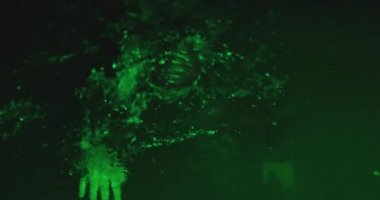 Triatlon atleti yüzücüsü karanlık gecelerde dalgıç kıyafeti giyerek aşırı antrenman yapar. Güç ve dayanıklılık kavramı. Yavaş çekim izleme çekimi. 