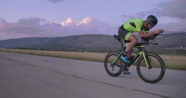 Treinamento Bicicleta Noturna Atleta Triatlo Montando Uma Bicicleta Corrida Profissional — Vídeo de Stock