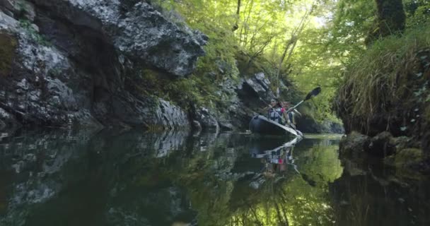 Kayak Remando Cámara Lenta Kayaker Mujer Hombre Kayak Hermoso Paisaje — Vídeo de stock