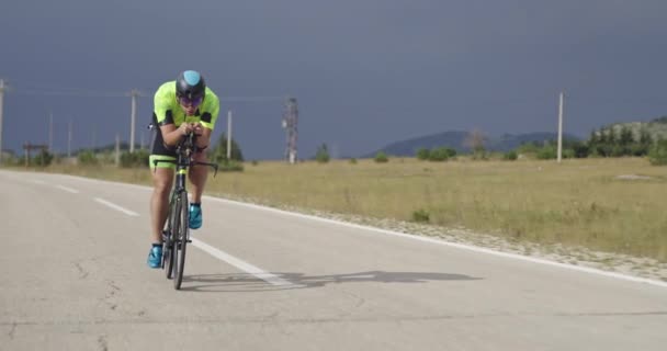 Triatlo Atleta Montando Uma Bicicleta Corrida Profissional Treino Uma Estrada — Vídeo de Stock