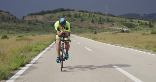 Triatlo Atleta Montando Uma Bicicleta Corrida Profissional Exercício Intensivo Uma — Vídeo de Stock