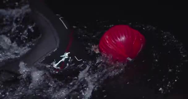 Nageur Athlète Triathlon Entraînement Extrême Sur Nuit Noire Portant Une — Video