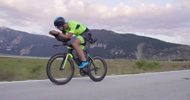 Triathlet Auf Einem Professionellen Rennrad Intensives Training Auf Einer Kurvigen — Stockvideo