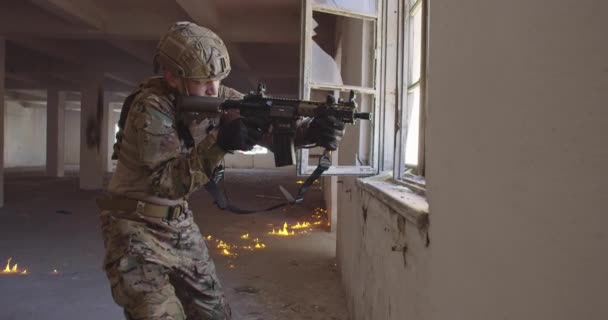 Soldado Guerra Moderno Ação Perto Janela Mudando Revista Abrigar Disparar — Vídeo de Stock