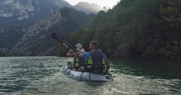 Kayak Rema Rallentatore Kayaker Donna Uomo Kayak Bellissimo Paesaggio Con — Video Stock