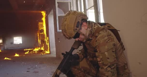 Moderne Kriegssoldaten Einsatz Der Nähe Von Schaufenstermagazinen Und Nehmen Deckung — Stockvideo