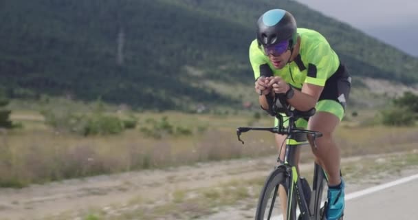 Triatlo Atleta Montando Uma Bicicleta Corrida Profissional Exercício Intensivo Uma — Vídeo de Stock