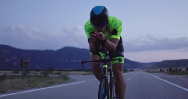 Treinamento Bicicleta Noturna Atleta Triatlo Montando Uma Bicicleta Corrida Profissional — Vídeo de Stock