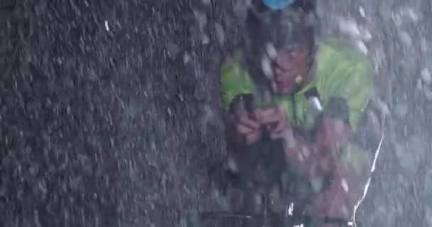 Triatlon Atléta Lovaglás Egy Profi Versenykerékpár Intenzív Edzés Sötétben Eső — Stock videók