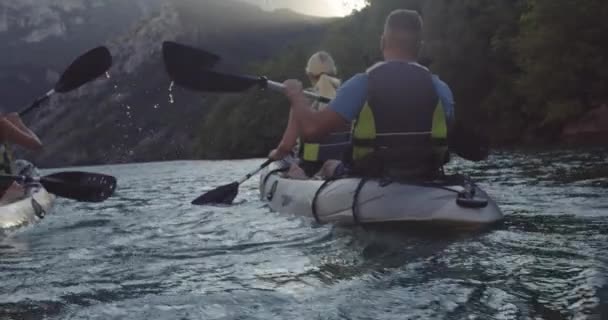 Kayak Evezés Lassított Felvétel Kayaker Férfi Kajakozik Egy Gyönyörű Tájon — Stock videók