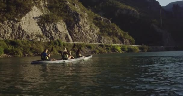 Kayak Remando Cámara Lenta Kayaker Mujer Hombre Kayak Hermoso Paisaje — Vídeos de Stock