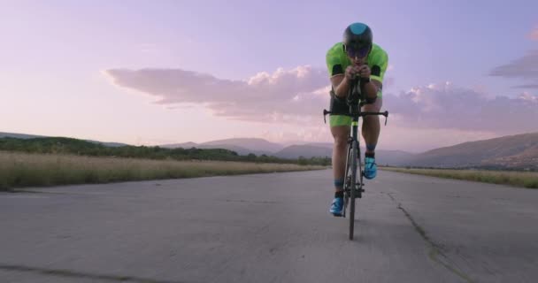 Night Bicycle Training Triathlon Athlete Riding Professional Racing Bike Healthy — Stock Video
