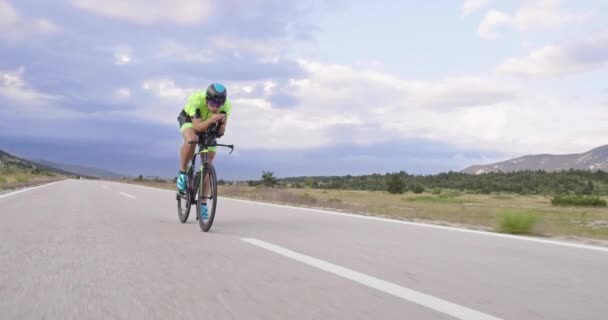 Triathlon Idrottare Rida Professionell Racercykel Intensiv Träning Kurvig Landsväg Slow — Stockvideo