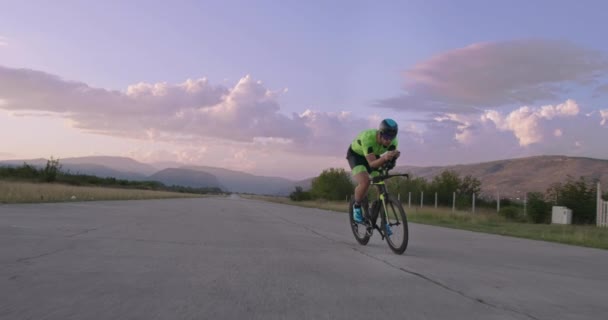 Treinamento Bicicleta Noturna Atleta Triatlo Montando Uma Bicicleta Corrida Profissional — Vídeo de Stock