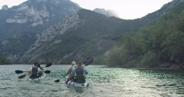 Kajak Vesluje Zpomaleně Kajakářka Muž Kajaku Krásné Krajině Přáteli Kajakáři — Stock video