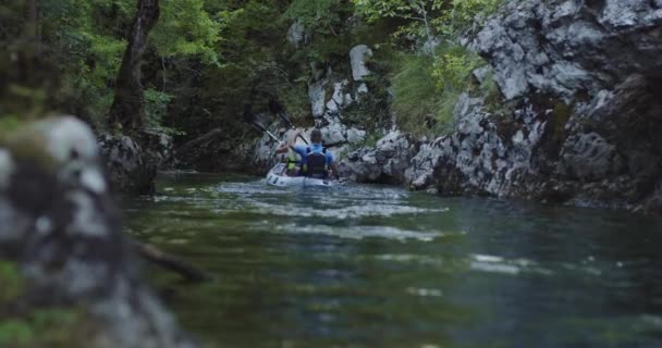 Caiaque Remando Câmera Lenta Kayaker Mulher Homem Caiaque Uma Bela — Vídeo de Stock