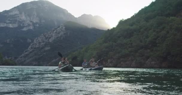 カヤックはスローモーションを漕ぐ 友人と美しい風景の中でカヤックの女性と男カヤック カヤックでは 湖のカヤックでスポーツを練習します 夏の間の水生スポーツ 高品質4K映像 — ストック動画