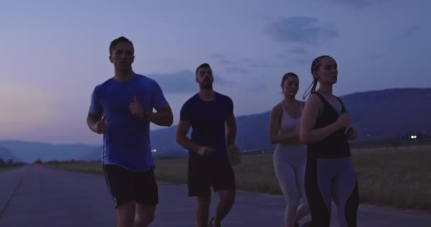 Grupo Multiétnico Atletas Correndo Juntos Uma Estrada Panorâmica Campo Equipe — Vídeo de Stock