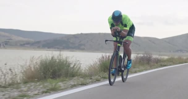 Triathlon Idrottare Rida Professionell Racercykel Intensiv Träning Kurvig Landsväg Slow — Stockvideo