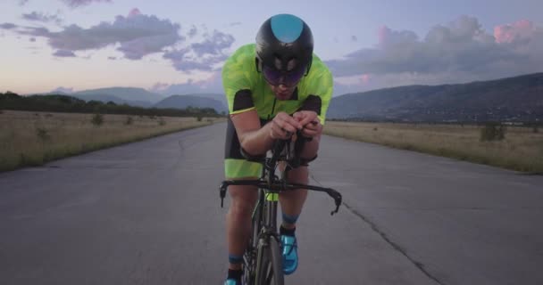 Treinamento Bicicleta Noturna Atleta Triatlo Montando Uma Bicicleta Corrida Profissional — Vídeo de Stock