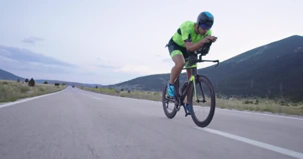 Triatlon Atleet Rijden Een Professionele Racefiets Intensieve Training Een Bochtige — Stockvideo