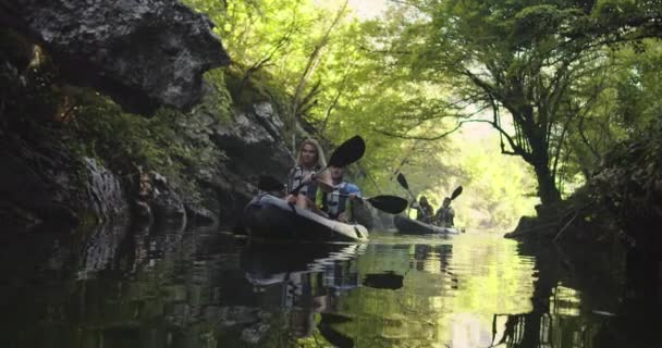 Kajak Rodd Slow Motion Kajaker Kvinna Och Man Kajakpaddling Ett — Stockvideo