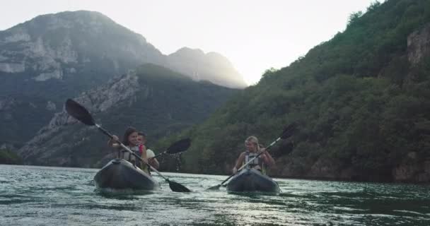 Kayak Ramant Ralenti Kayaker Femme Homme Kayak Dans Paysage Magnifique — Video