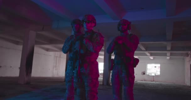 Groupe Soldats Professionnels Uniforme Avec Matériel Militaire Fusil Quittent Champ — Video