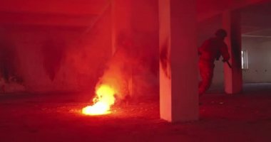 Maskeli Çağdaş Savaş Askerleri Takımı Karanlık Şehir Savaş Alanında Taktiksel Düzen Taşıdı. Hareketli Tüfekler ve El fenerleri Ekibi. Yüksek kalite görüntüler.. 